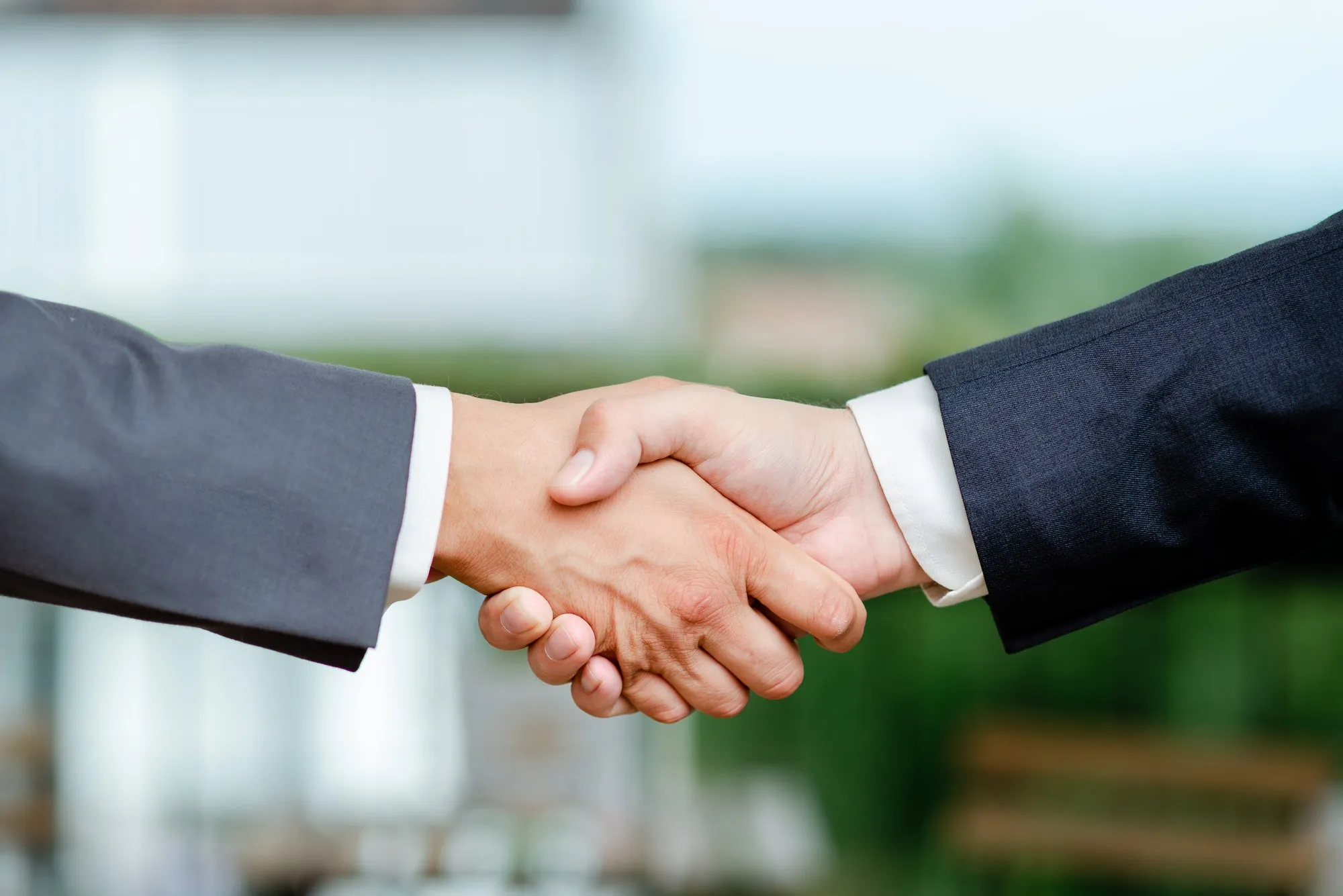Two people shaking hands after agreeing a tenancy